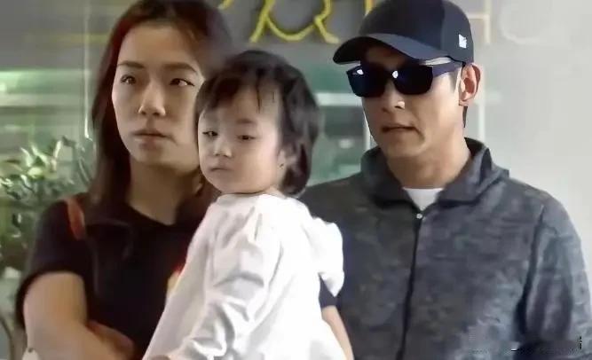 59岁黎明娶小19岁助理8年，前妻花他7.5亿没留住。现任一张素颜照，我看到了另