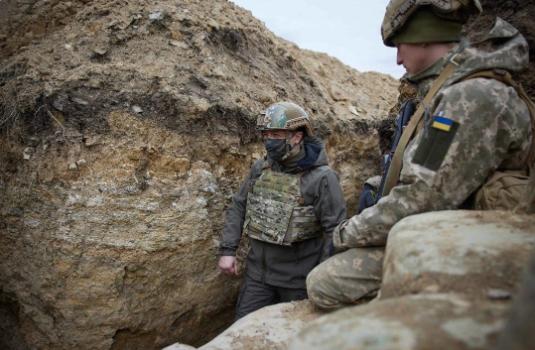 悲剧！泽连斯基下达撤退令，乌军指挥官跑了，绝望的士兵挨个被点名射杀，数千名乌军殉