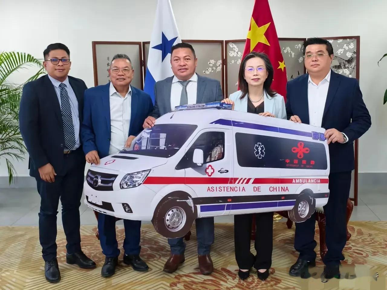 中国援助巴拿马地方政府这事挺暖的。中国驻巴拿马大使馆给佩诺诺梅区和圣安娜区捐了救