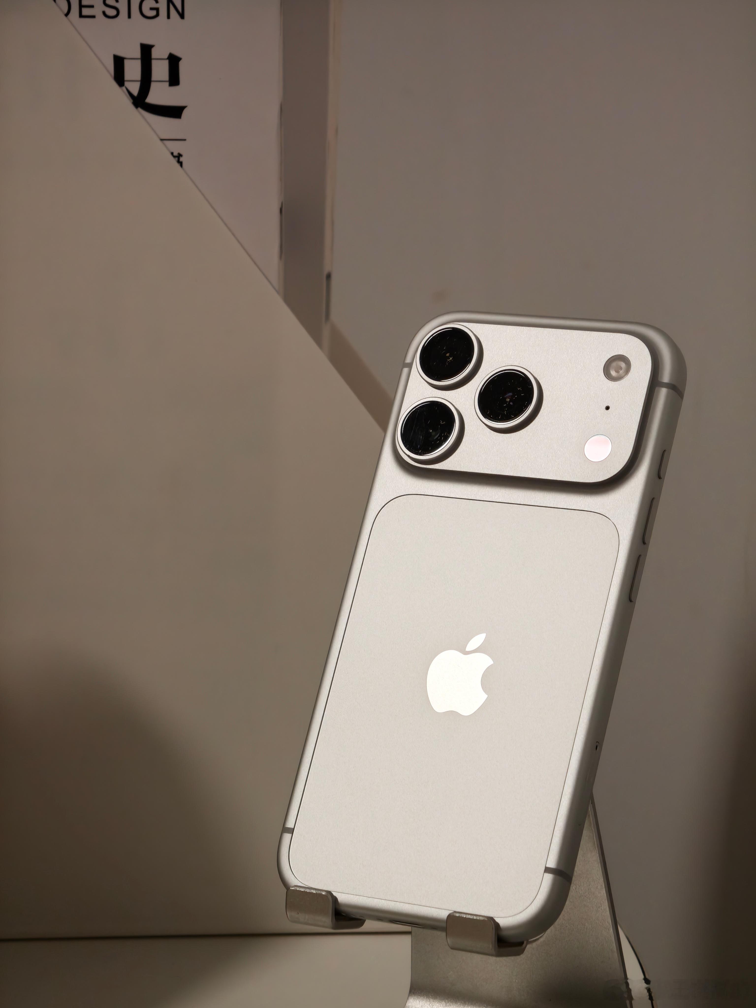 现在的iPhone，不仅越来越贵，而且真的越来越无聊了[泪奔][泪奔]黄牛称18