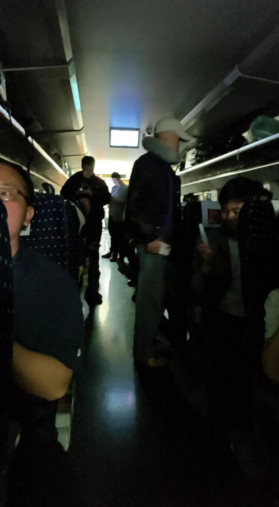 #动车被困隧道广州铁路通报#【“动车被困隧道，车厢全部停电”，广州铁路通报】 2