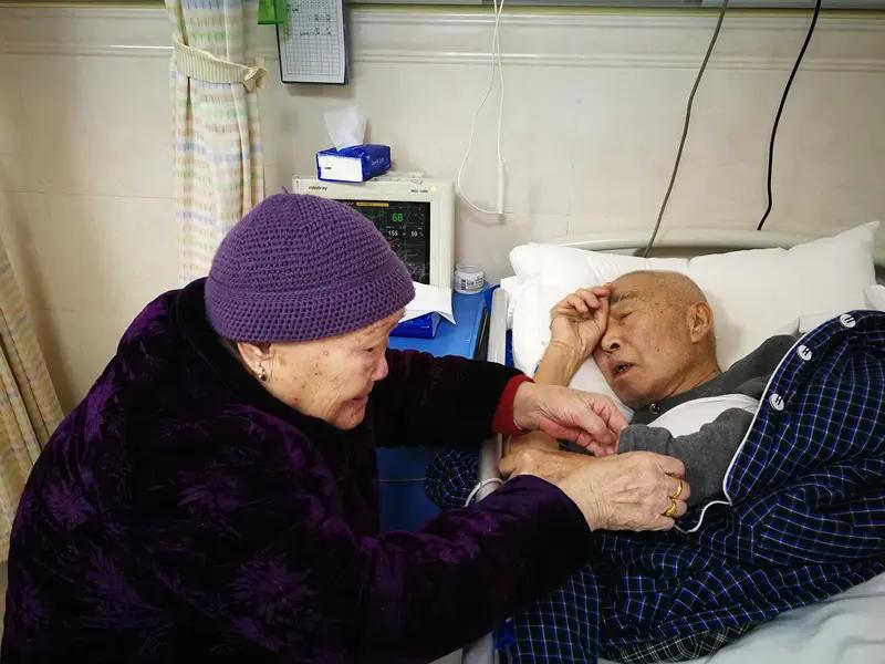 这不是一则猎奇的新闻，而是一段穿越了半个世纪的家国往事。

故事的核心是一个“替