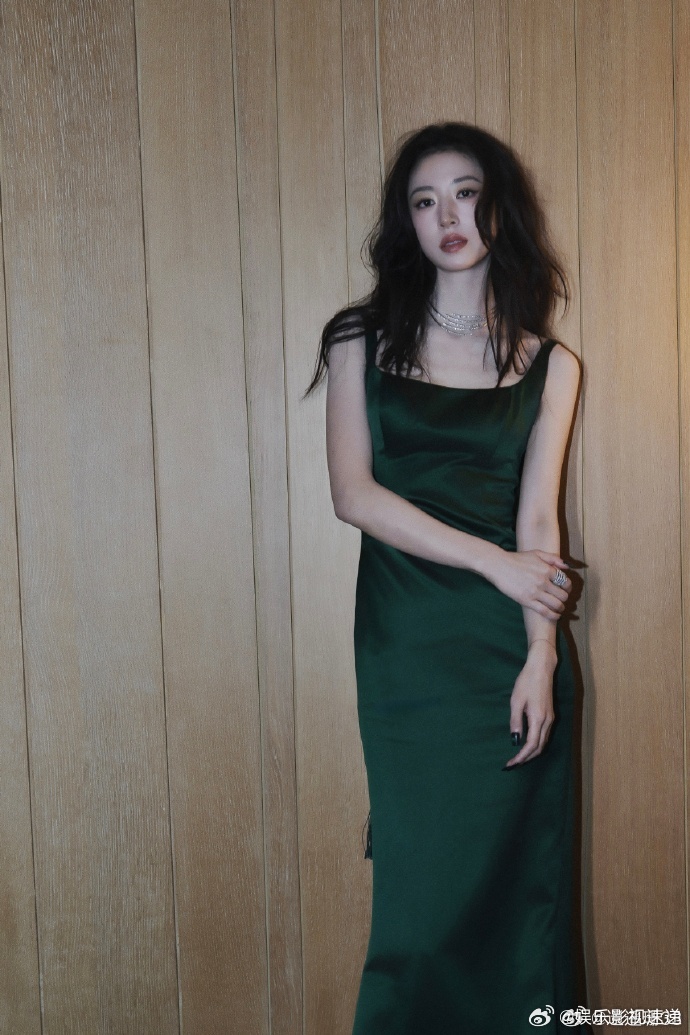 周雨彤那么冷这么美 美得如此轻松自在，仿佛温度对她没有任何影响，这种反季节的美丽