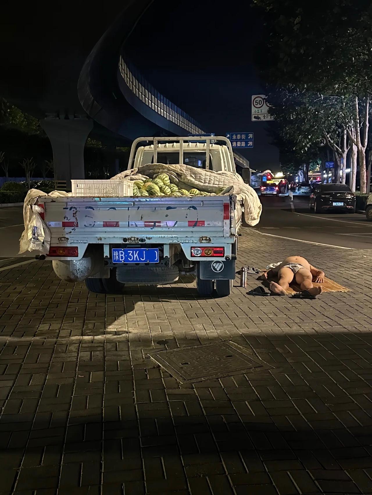 瓜农不容易，凌晨三点一卖瓜农躺在地上的凉席上，没有任何防蚊措施，路过看到后一阵心