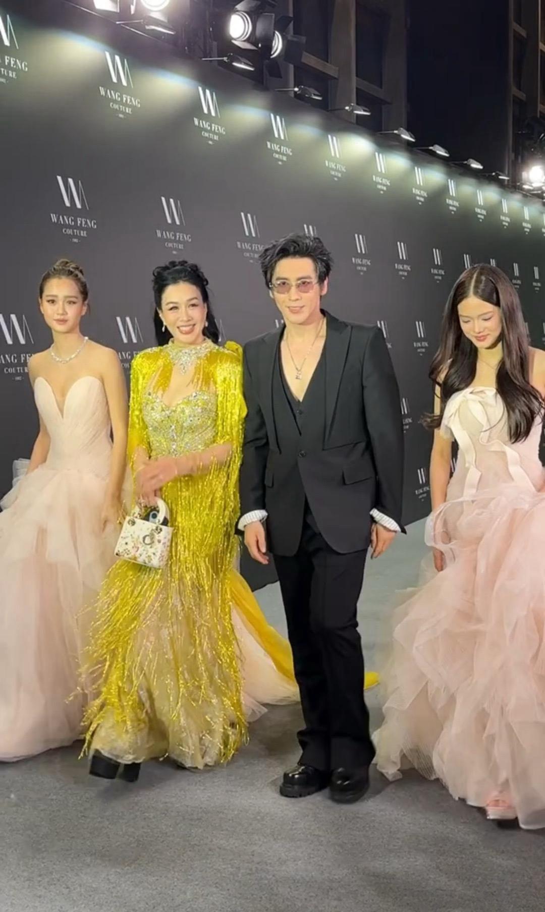 钟丽缇与张伦硕携两个女儿同走红毯，一家四口同框养眼，母女花惊艳全场，家庭氛围温馨