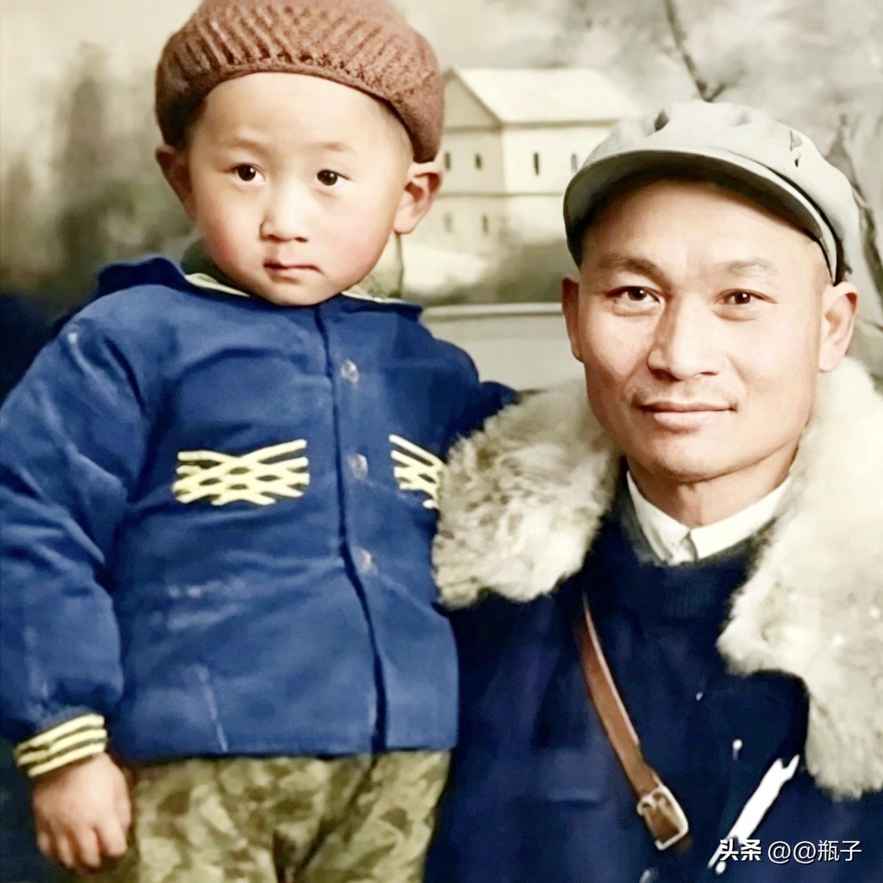 王健林1954年生于四川广元苍溪，家里5个男孩，他是长子，父亲王义全是老红军。