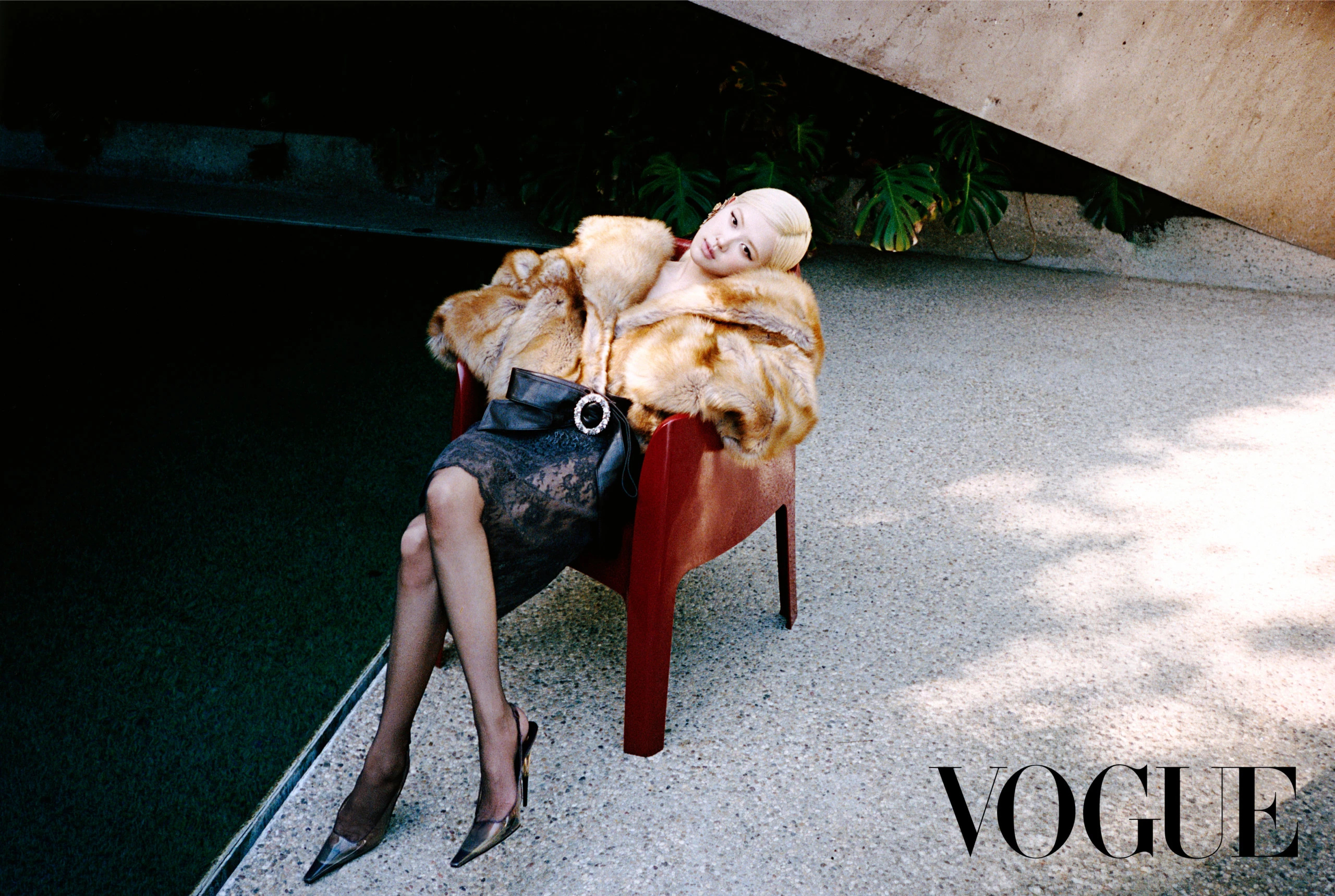 Rosé 朴彩英 出镜Vogue Korea 七月刊封面写真，依然是圣罗兰女郎 