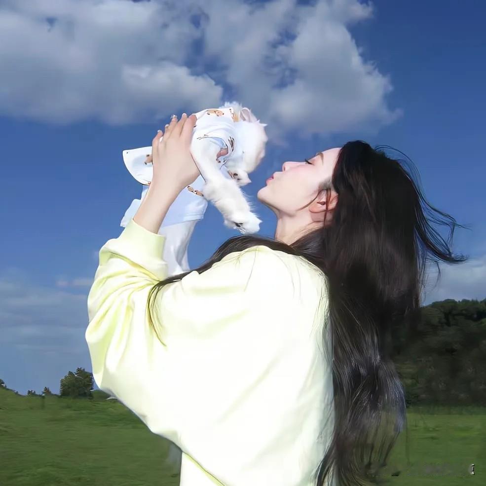 女人越这样做，男人越喜欢你

1:高冷一点，不要轻易的让他追上，不管他对你多好，