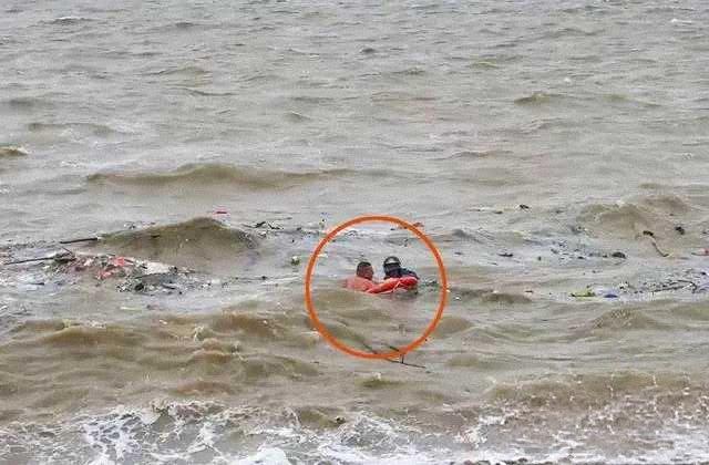 八级风浪里的生死救援！连云港“泳哥”带伤跃海，额头流血仍拽回落水者
 
“救人啊