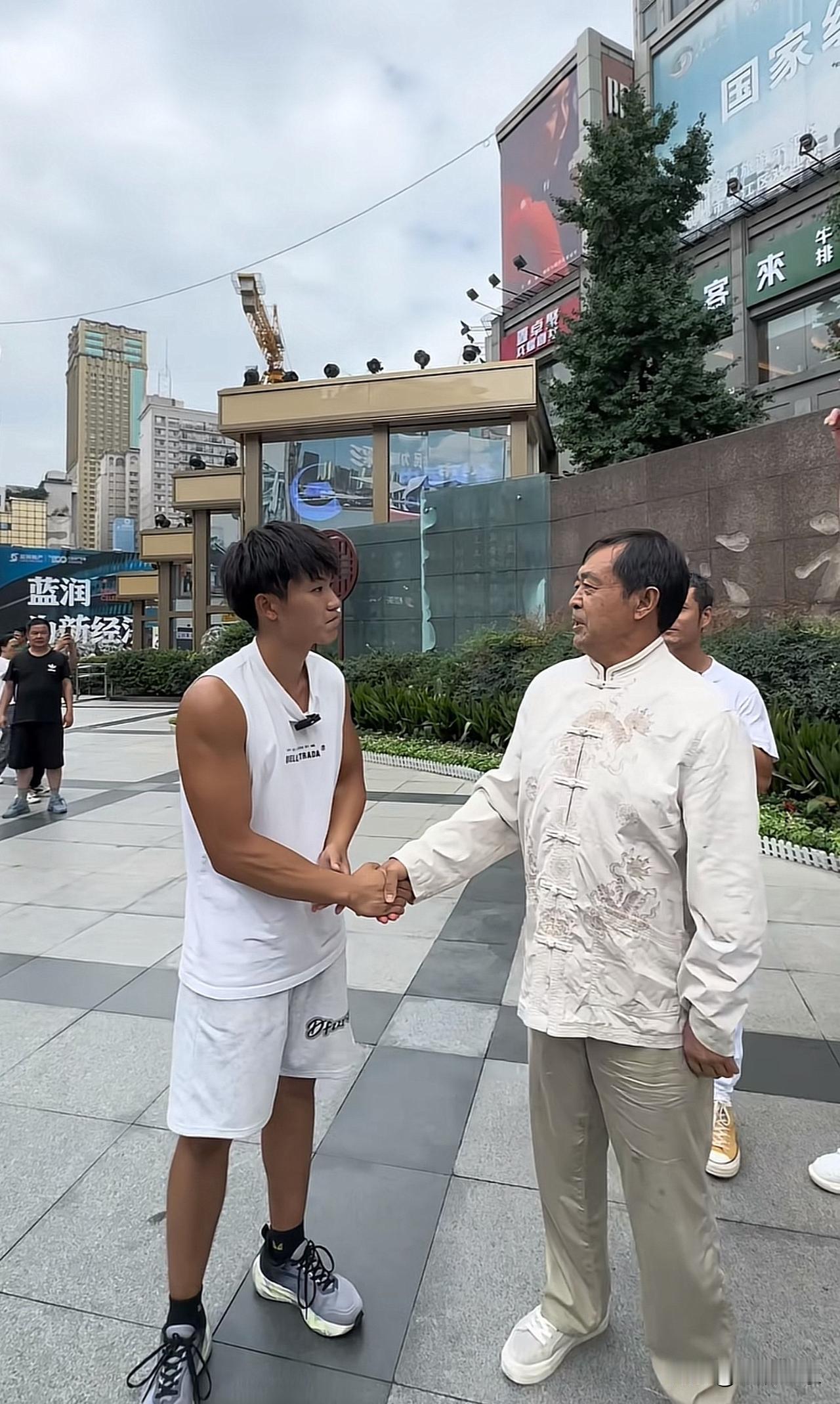 马大师街头 再次展示他的闪电五连鞭
