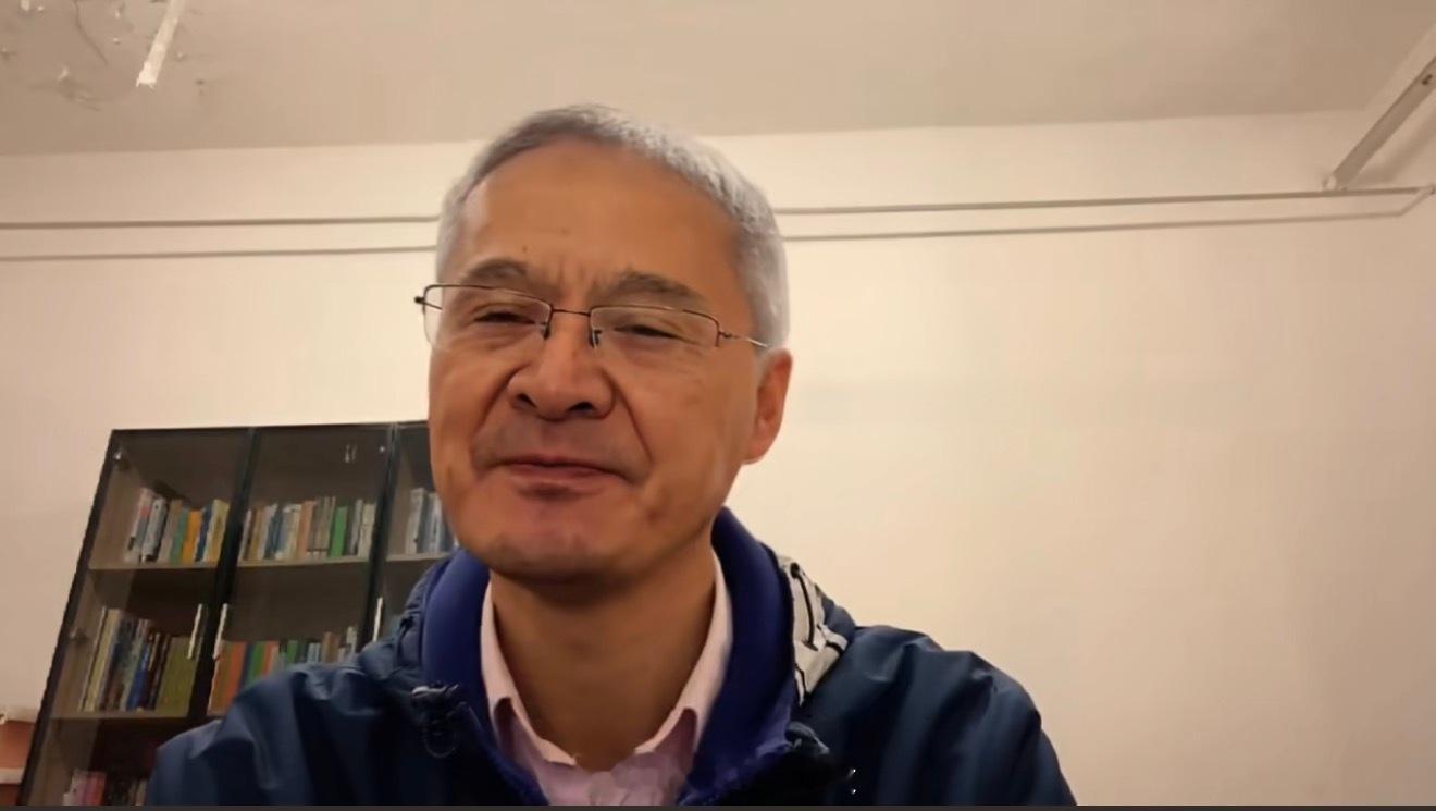 破旧的老屋，漏水的房顶，花白的头发，法外狂徒张三这人大概不坏～罗翔说刑法