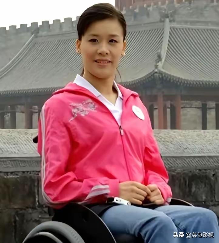 ​​​​高位截瘫的桑兰，指着全家福上的一块空白，对丈夫黄健说：“我想再生一个，给