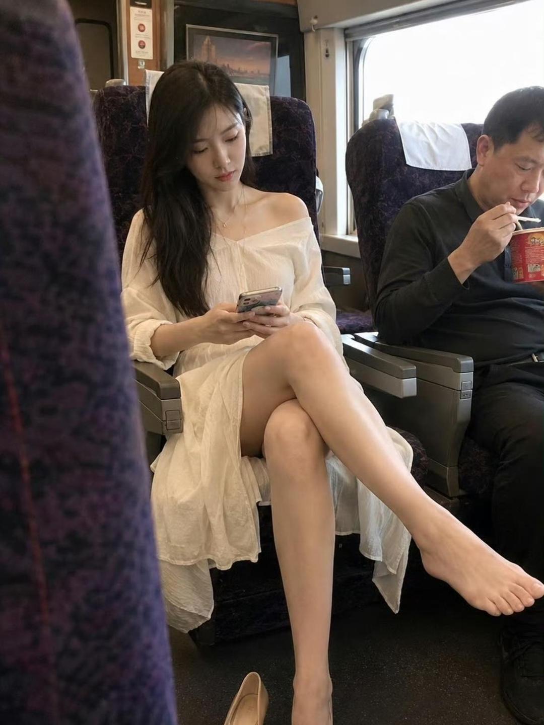 高铁这一幕太可惜！颜值穿搭在线，行为却拉低印象分
 
这位小姐姐长相清秀，一身白