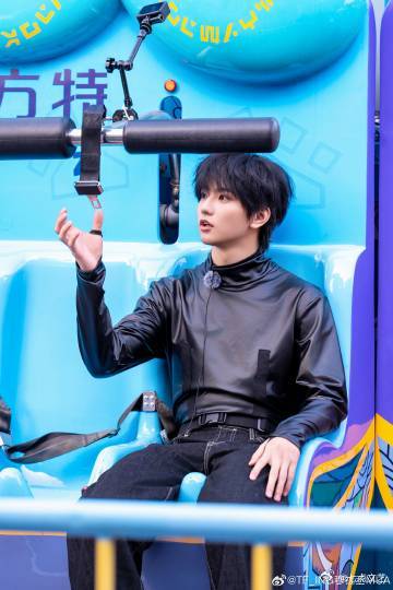 穆祉丞说铠甲合体 从小可爱到大，恩仔的中二病从未下线，周五晚高疯cos铠甲勇士，