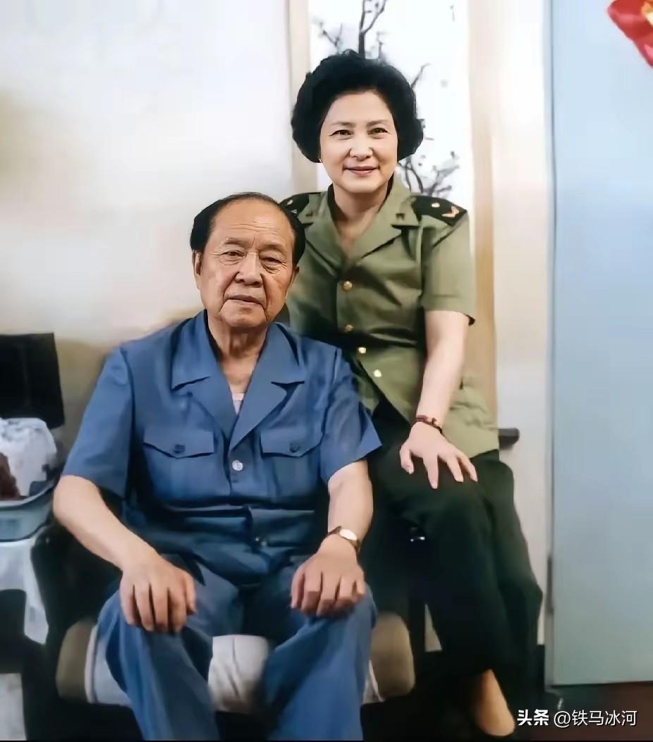 🍁90年代末，贺龙元帅的长女贺捷生与丈夫李振军在家中合影。李振军曾任湖南省委书