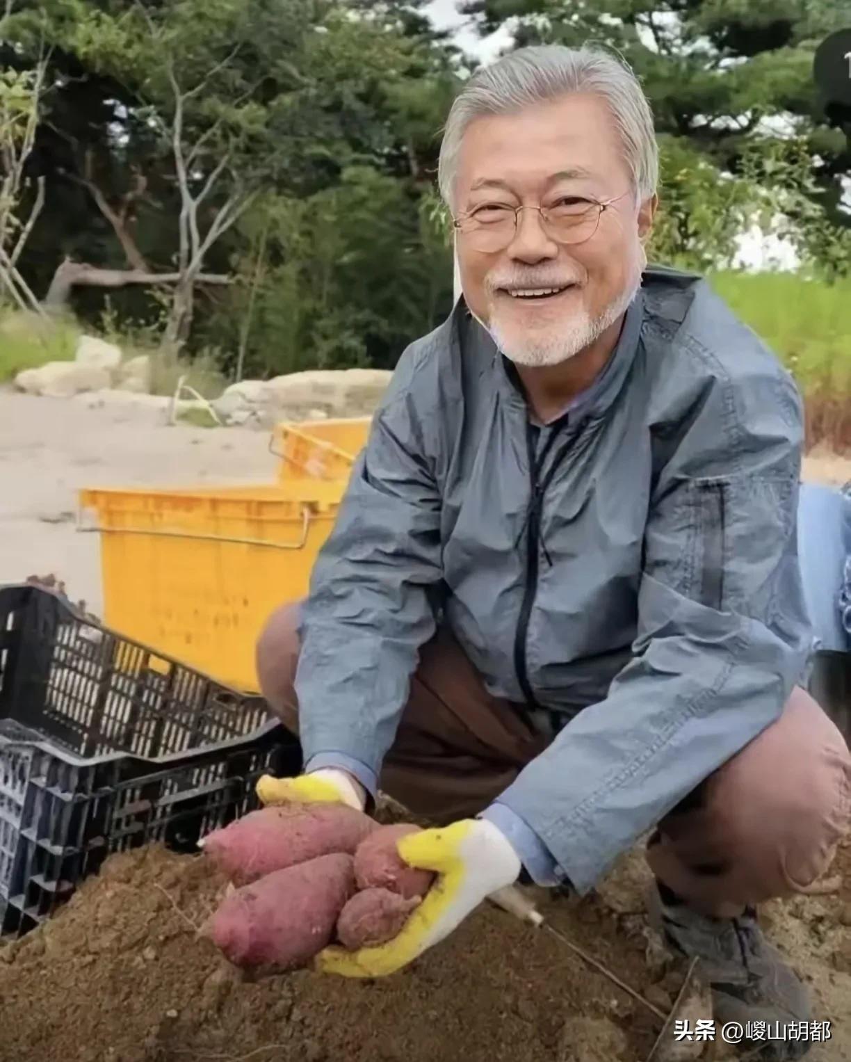 识事务者为俊杰。韩国这个老头活的通透，当总统像总统，做百姓像草民，种的红薯也像那