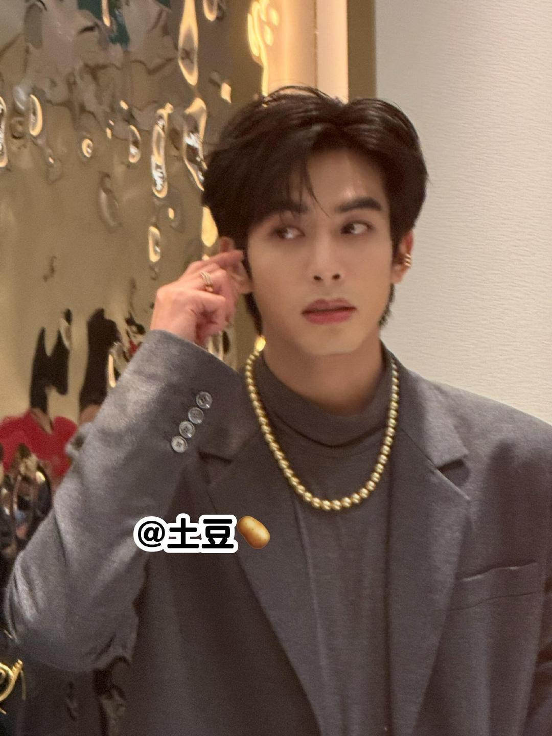 宋威龙原相机最严厉的父亲宋威龙生图像精修 浓颜最权威的父神出现了！！早就说了权威