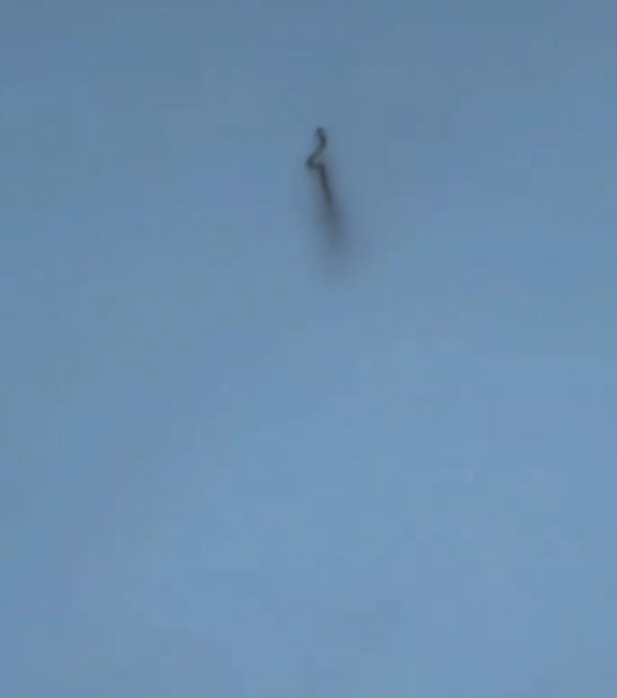 西安上空突现神秘黑影！盘旋一小时被雨幕彻底遮蔽
 
近日西安上空出现罕见高空异象