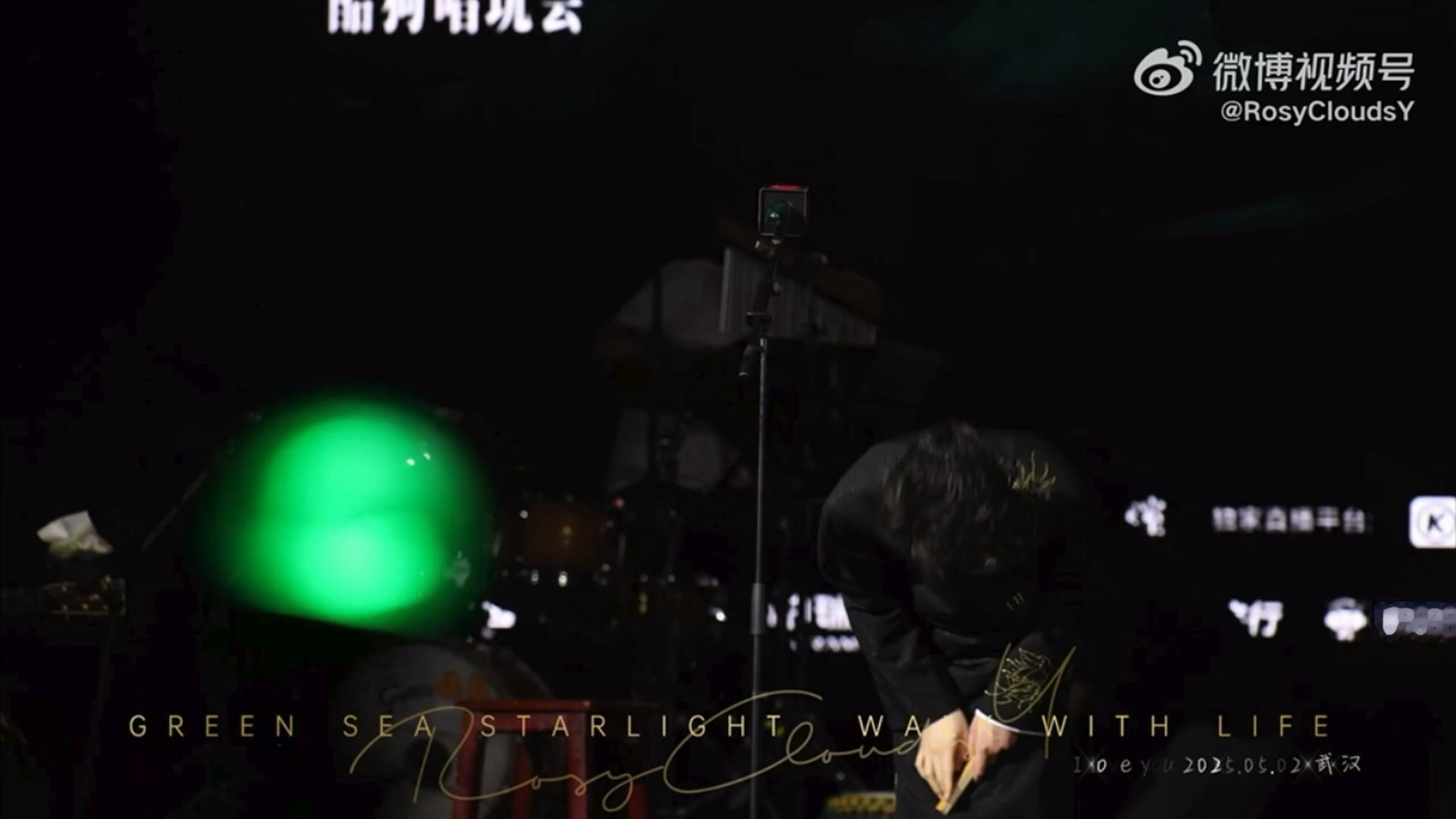 你看 孩子就得捧着  你给他捧开心了他就会给你整新花样 比如踢大褂啦 清唱几句啦