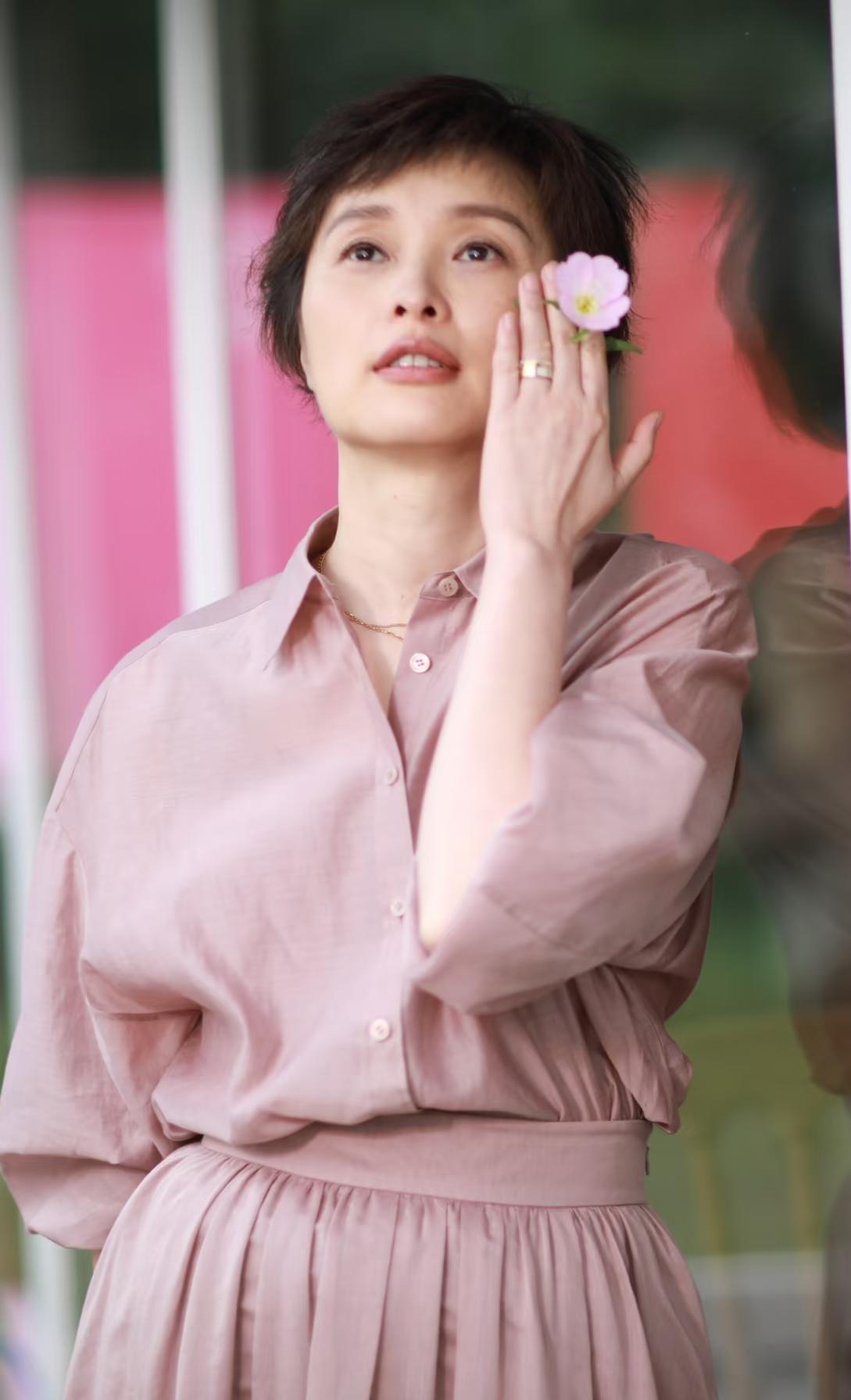 吴越这身穿搭太时尚，太显年轻了。

一身素色连衣裙，高级时髦又年轻，美得简直让人