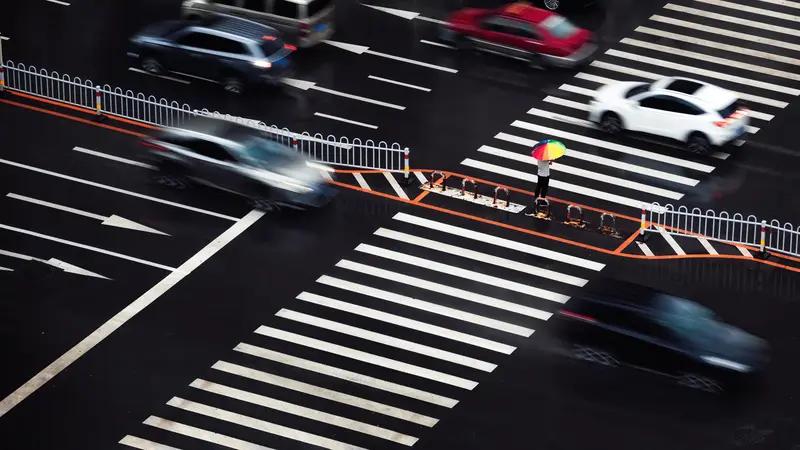 12月20日，辽宁大连一女子被撞后不治身亡 ，家属质疑交警不跨区施救 ，警方回应