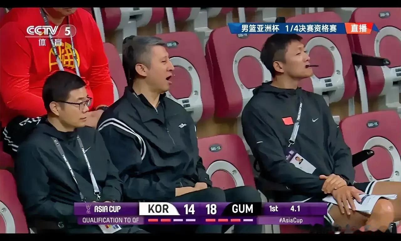 中国篮协主席郭振明和男篮主帅郭士强，亲临现场观看男篮亚洲杯韩国男篮对阵关岛男篮的
