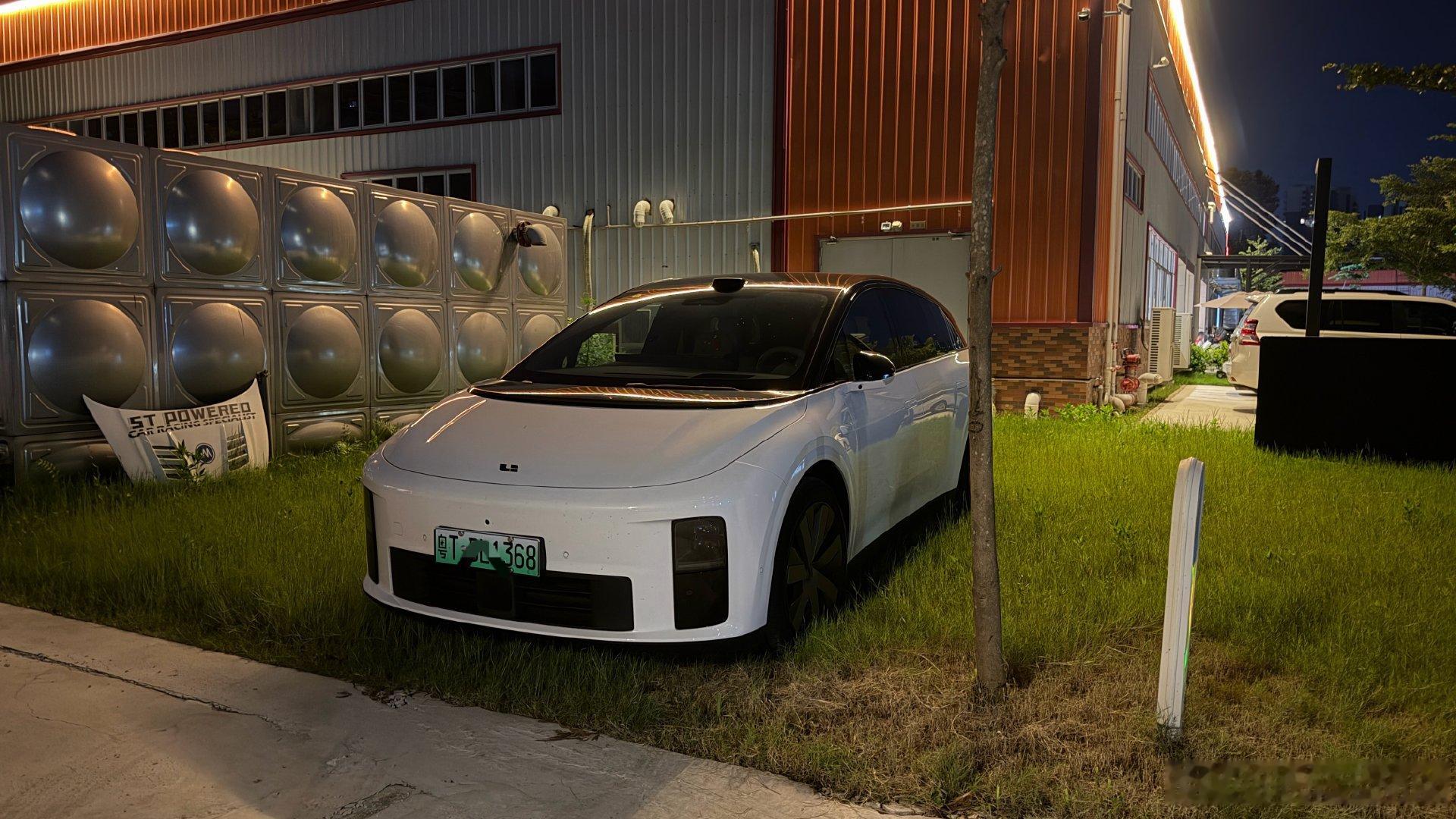 ？？你如何考虑到我的草坪是给你停车的？？ 