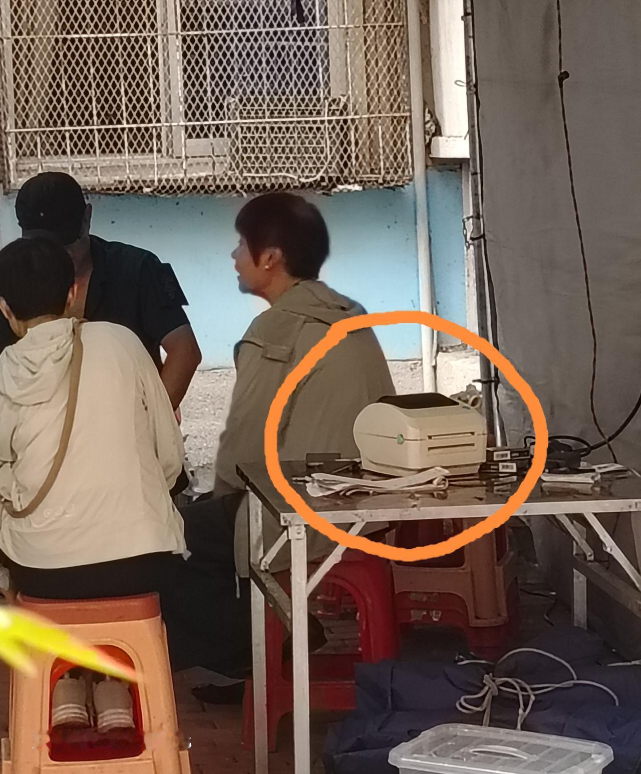 人去世了，挽联也自动打印
  以前在灵棚的桌子上放着墨水毛笔，有的请来毛笔字写的