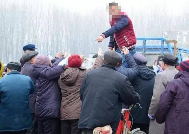 农村大集的街头上，大喇叭嚷着“厂家搞推广，免费送养生锅！不要钱，就为攒口碑！”，