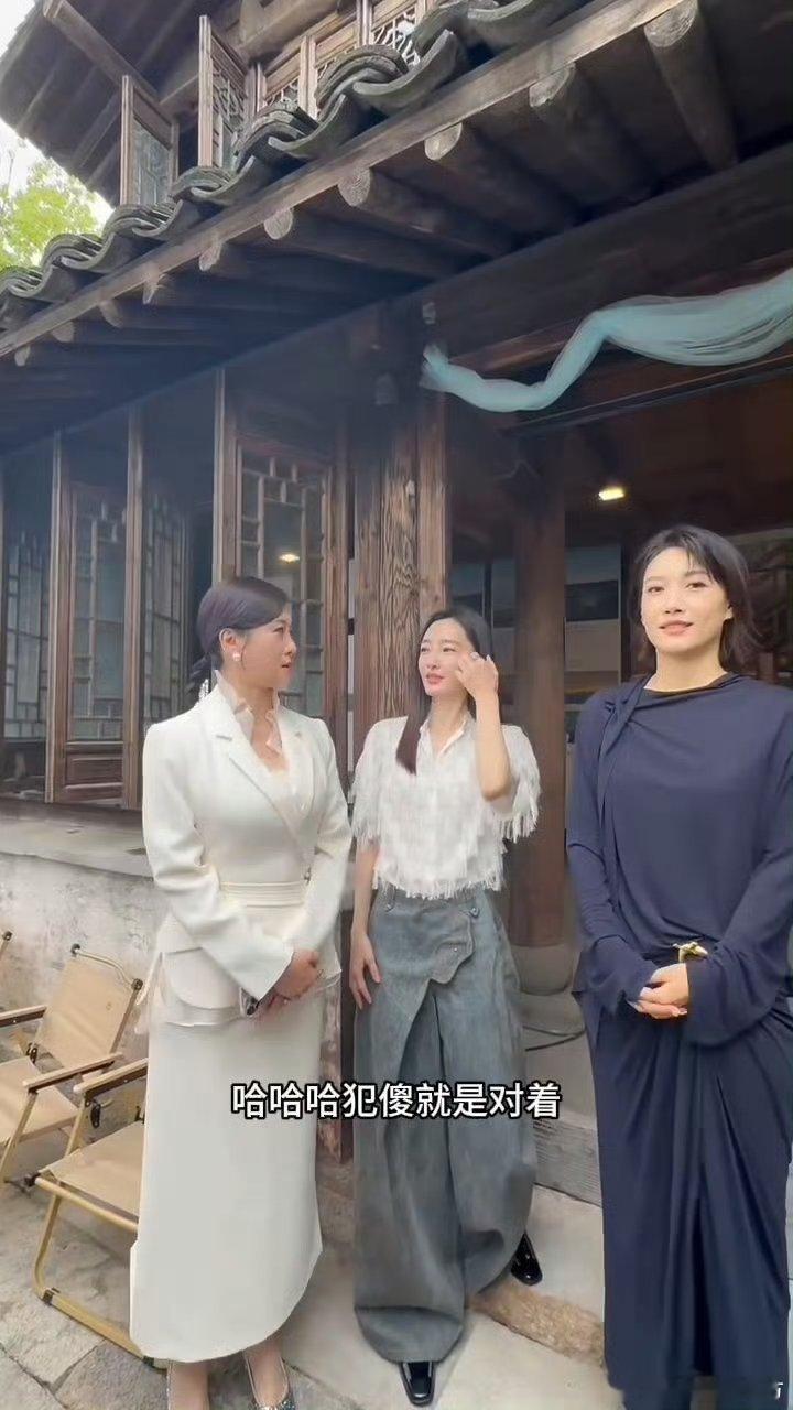 翁虹以为饭撒是犯傻 翁虹不懂饭圈饭撒，直言“为什么要犯傻”，耿直反应戳中笑点，老