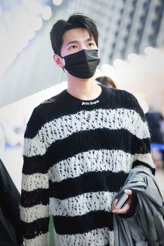 #杨洋黑白镂空条纹毛衣##杨洋素颜出发巴黎# 杨洋素颜出发巴黎，是黑白镂空条纹毛