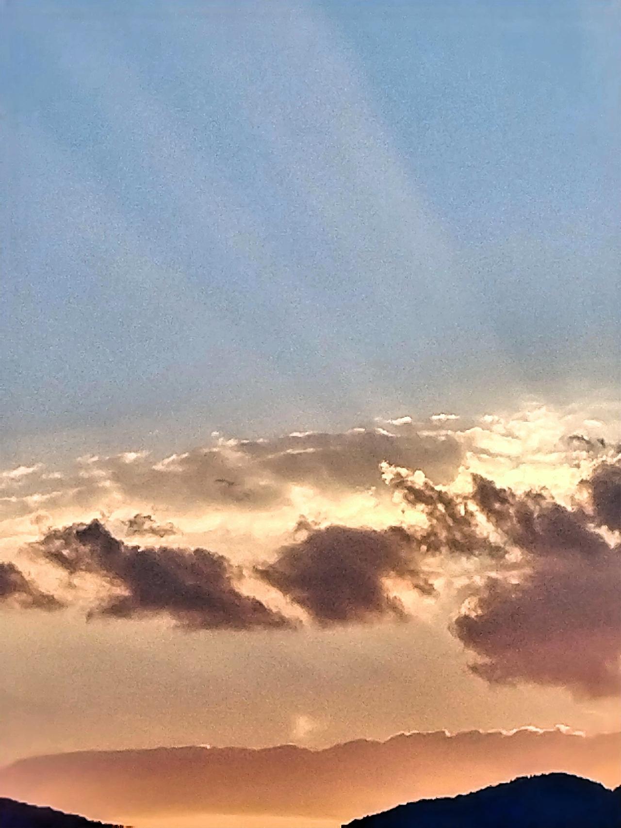 夕阳染上了金边，情绪得到了平衡，小跑让全身轻松舒服。