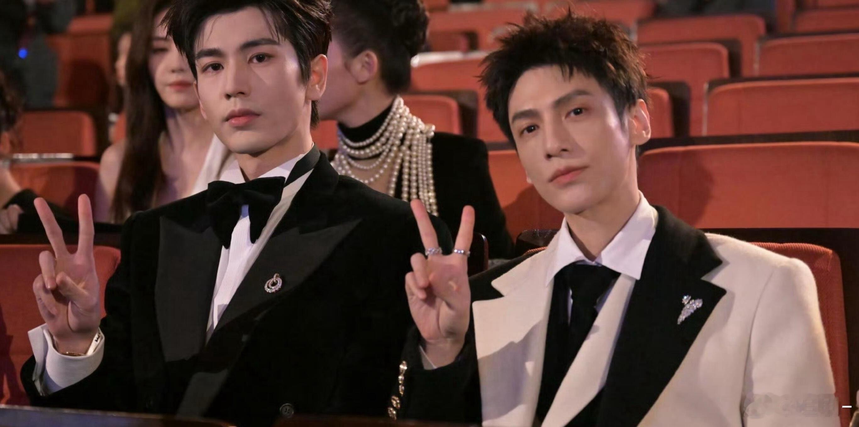 微博视界大会鬼怪2.0两张无可挑剔的侧颜同框，是造物主偏心的杰作。骨相与皮相的极