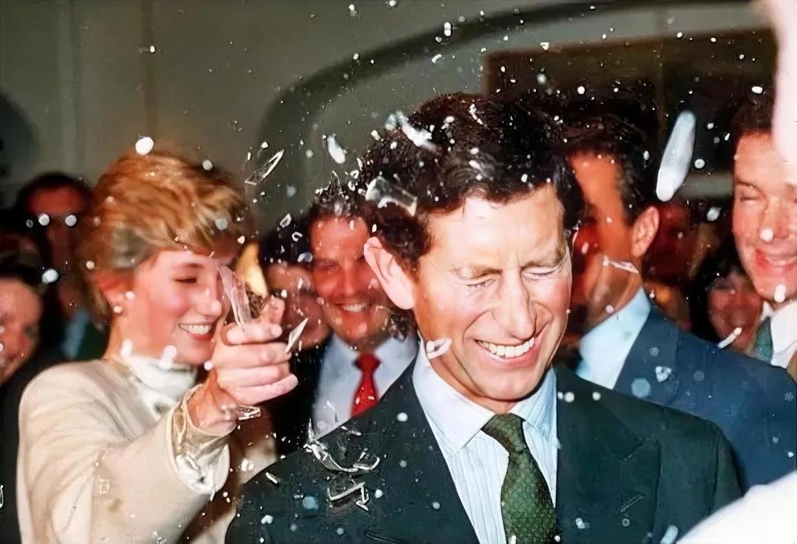 ·1986年，一张罕见的照片记录下戴安娜王妃和查尔斯王子，参观007电影《黎明生