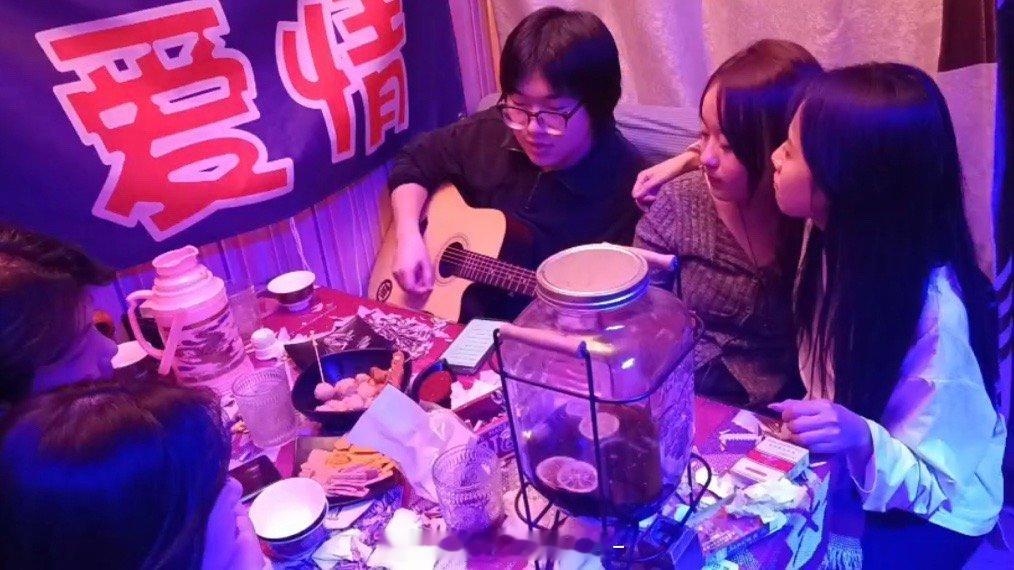 往年跟她们喝多了都是痛哭流涕，今年喝多了跑别人桌非听人家唱歌[笑cry]依稀记得