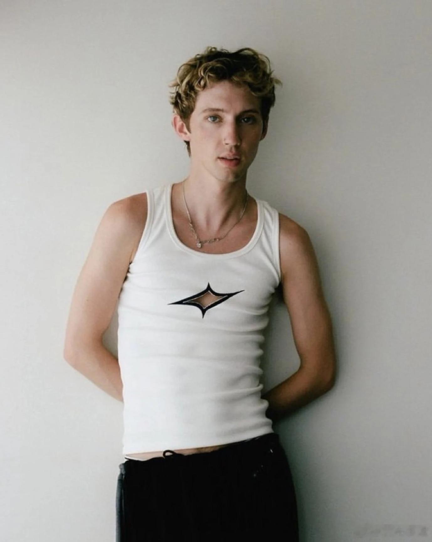 当Troye Sivan被记者问到谁能出演自己的个人传记片时，他回答“提莫西·查