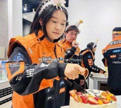 玉环这场集体生日让骑手小哥更有归属感近日，台州市玉环楚门镇为20余位外卖骑手举办