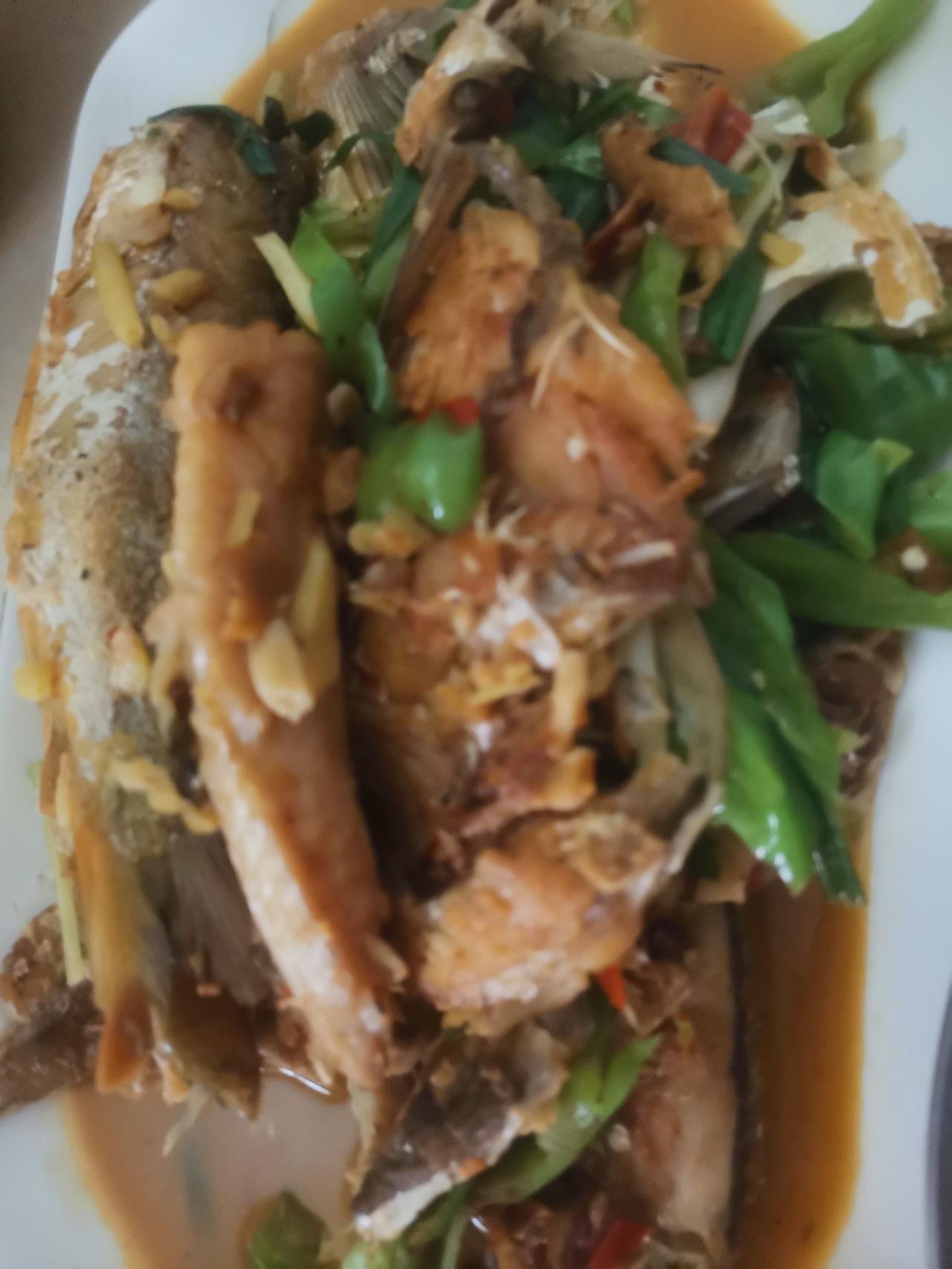上午十点去我妈家。
我妈从冰箱拿出鱼，豆皮，猪血。
我将西瓜洗净，去皮，切块，装