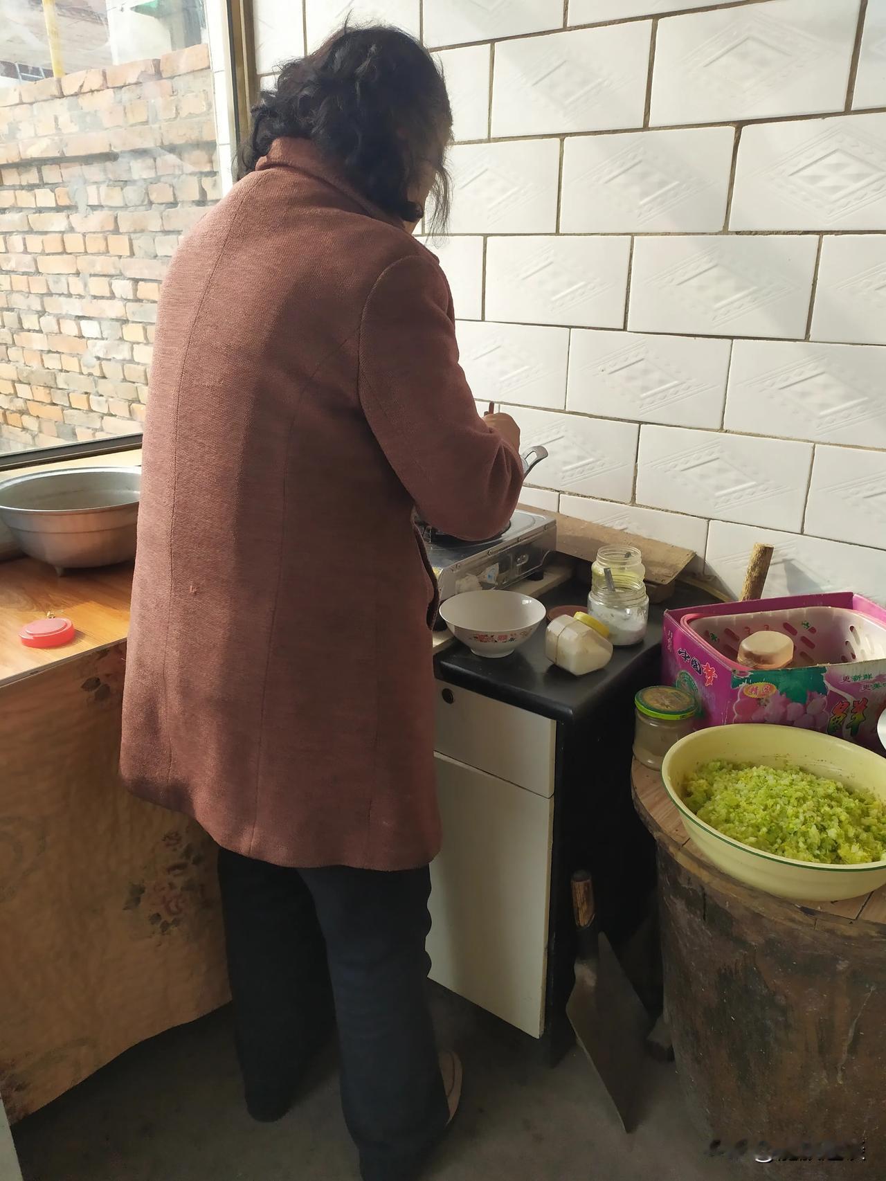 老妈做饭的样子，做的不仅仅是饭，还有妈妈的味道。
同样一通菜，每个妈妈做出来，味