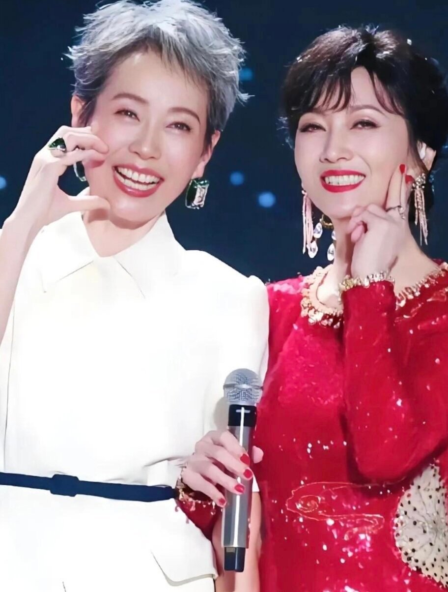 赵雅芝叶童同台不同框 许仙白娘子时隔多年再遇上中秋，赵雅芝叶童齐聚中秋晚会，同场