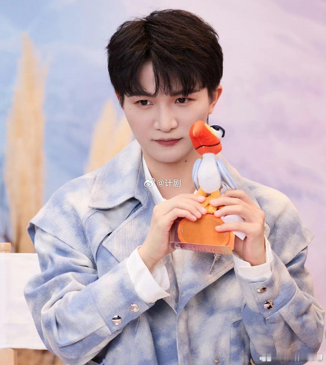 周深在我脑海里盖超市 周深这首歌有画面感我是没想到的，听着听着脑海里自动建起一个