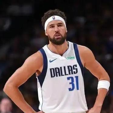 克尼普尔这赛季打了39场，场场首发。 
32分钟里扔进3个三分球，命中率43%。