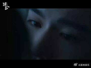 张凌赫新剧性张力拉满张凌赫欲吻又止的拉扯感 这一秒想吻下一秒又停，张凌赫把暧昧拉