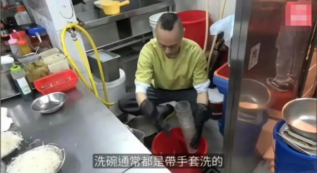 TVB的“故事”，每年都在上演。

近日，52岁的TVB资深配角戴耀明被拍到在餐