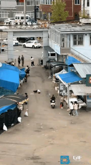 "十分钟！老人菜市场倒地无人敢扶！"吉林某农贸市场，一人突然倒地，来回碾压群众围