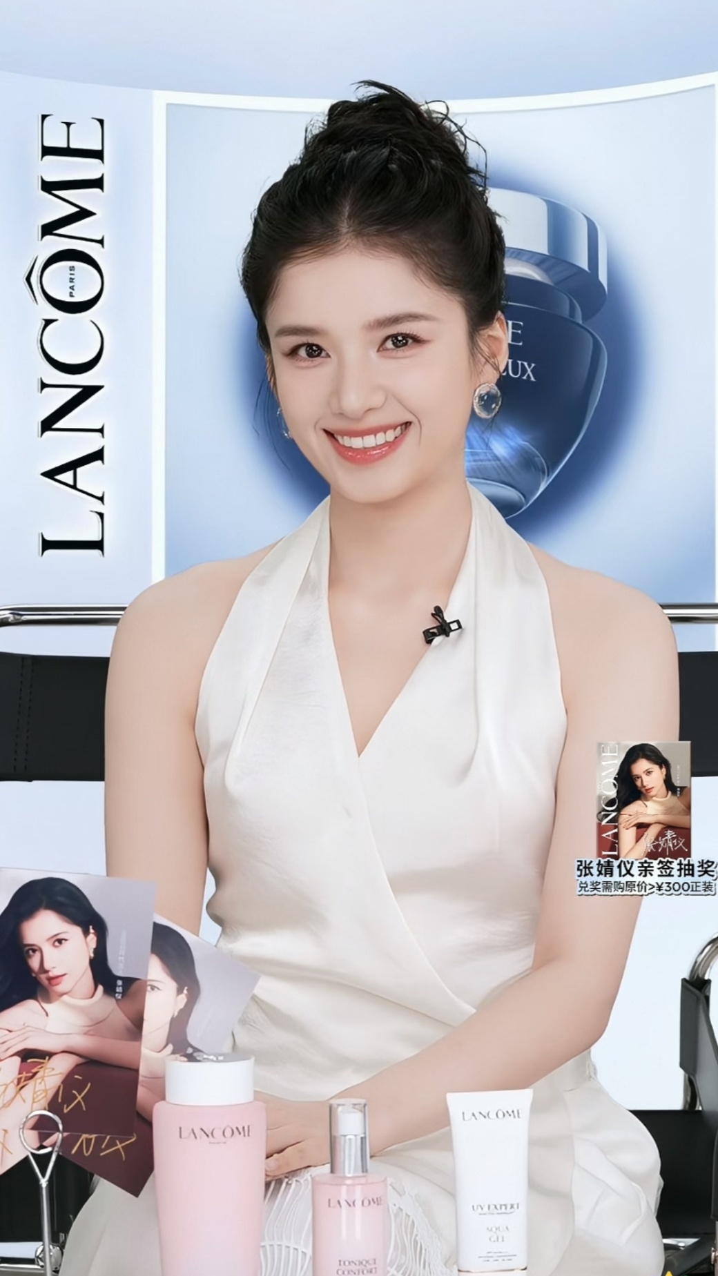 张婧仪今日出席品牌直播造型，身着CNLEEWEI 2026秋冬系列米杏色交叉V领