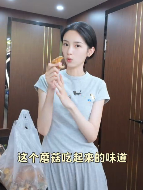 周也做谷熟菌鸡汤：感觉对了就完事了！没有技巧，全是感情，太真实了～