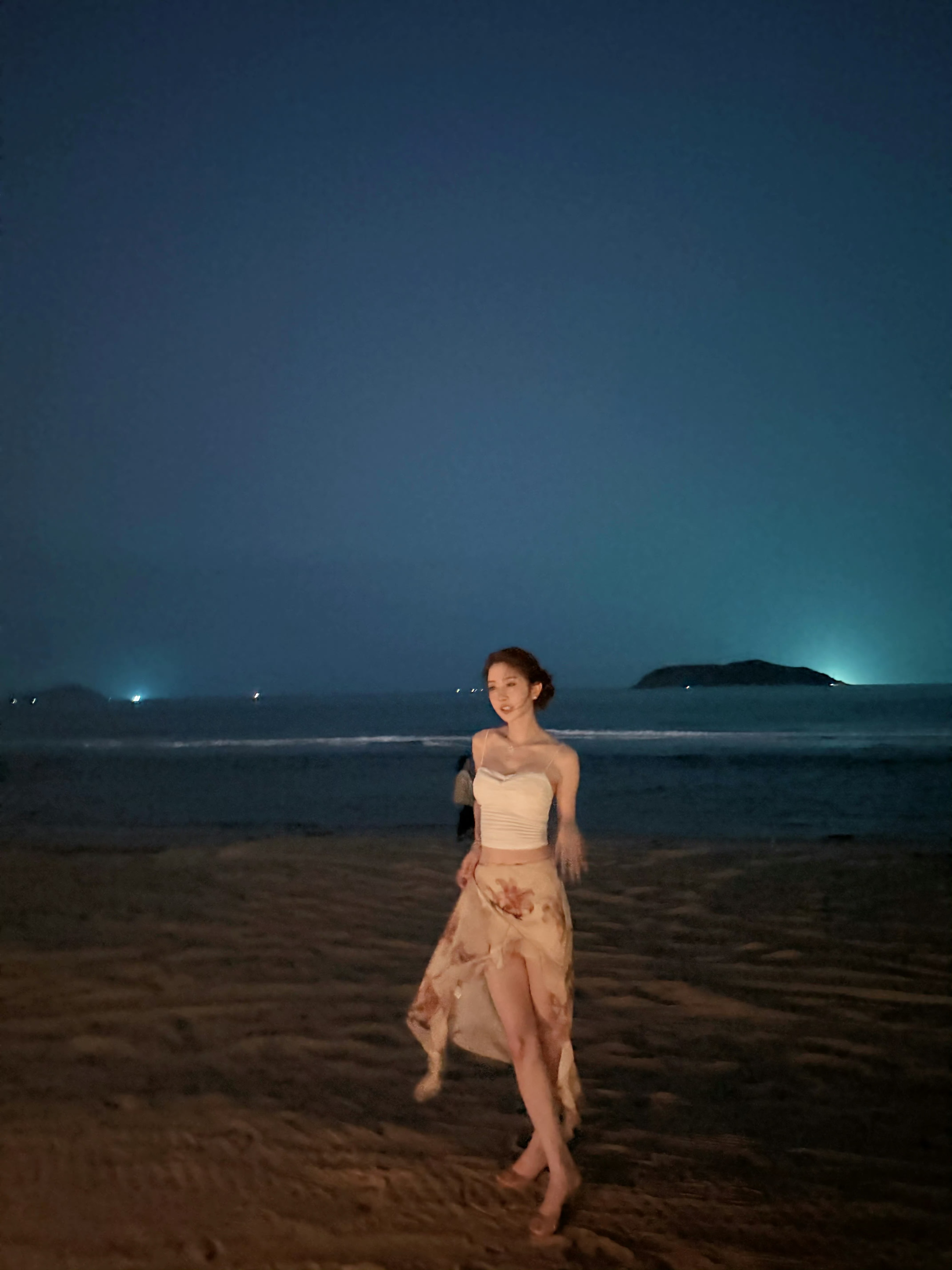 卓仕琳海边拍照 