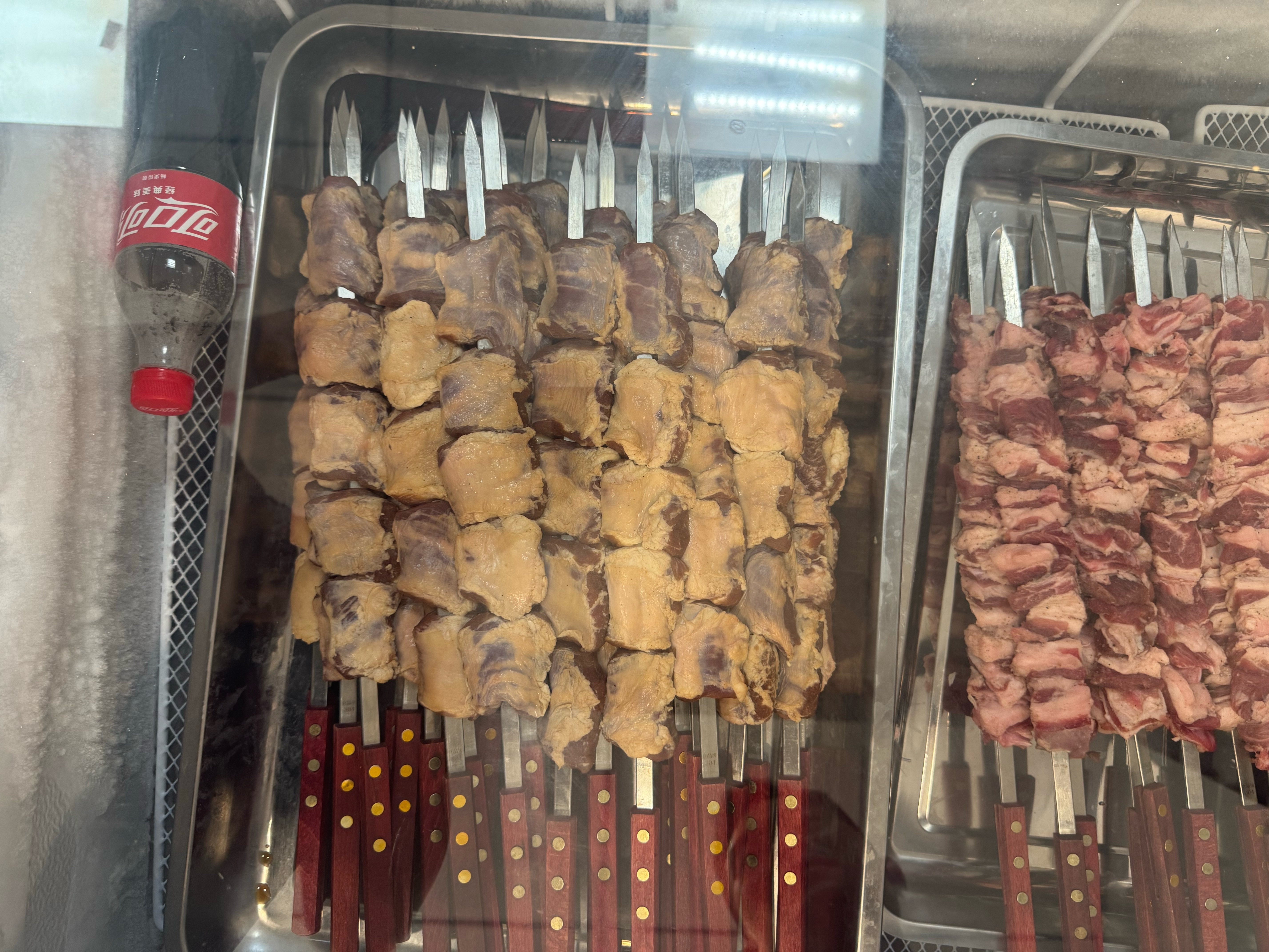 我健身教练弄了个烤串店，来捧个场。没想到啊。这串这么大一个。果然是“干肉人” ​