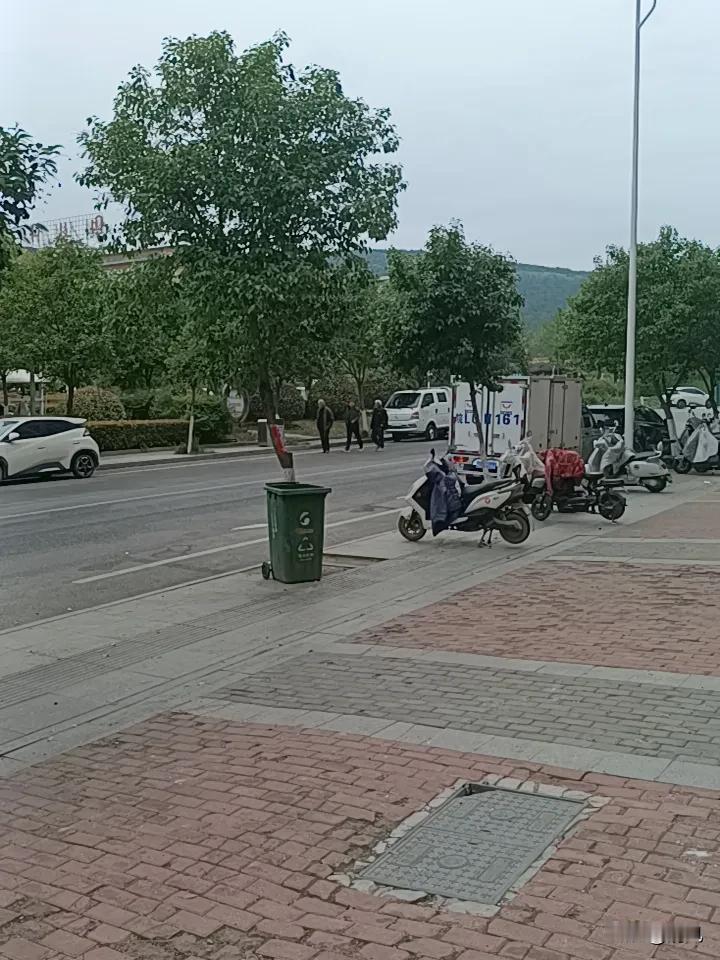 部分地区将春假与清明衔接，也有地方联动五一假期，错峰安排。
 
孩子们走出课堂踏